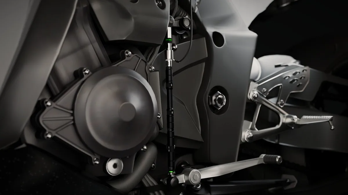 Haste SkidShifter com o sensor strain gauge no lugar do varão do câmbio de uma Yamaha R1, ligada ao pedal